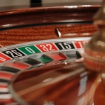 Колесо рулетки в казино с шариком для азартной игры